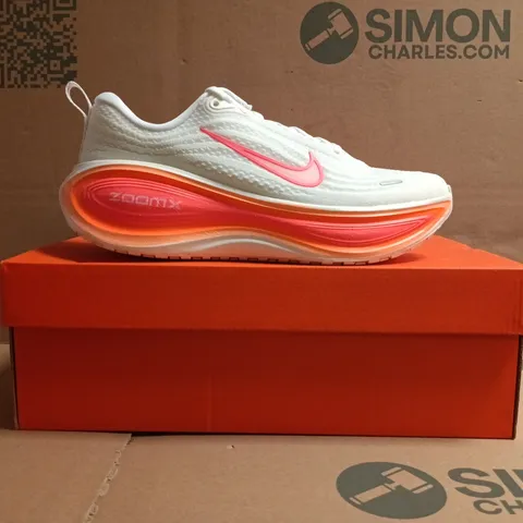 BOXED PAIR OF NIKE WOMEN'S VOMERO PLUS TRAINERS IN SAIL/HOT LAVA/WHITE SIZE UK 6