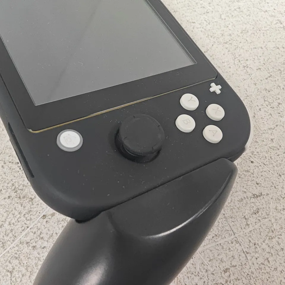 UNBOXED NINTENDO SWITCH LITE HANDHELD GAMING CONSOLE IN BLACK WITH ATTACHED CONTROLLER SUPPORT