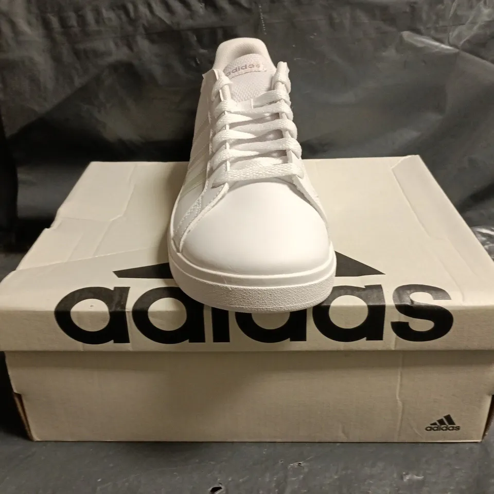 BOXED PAIR OF ADIDAS GRAND COURT 2.0 K TRAINERS IN WHITE/PRISMATIC SIZE UK 6