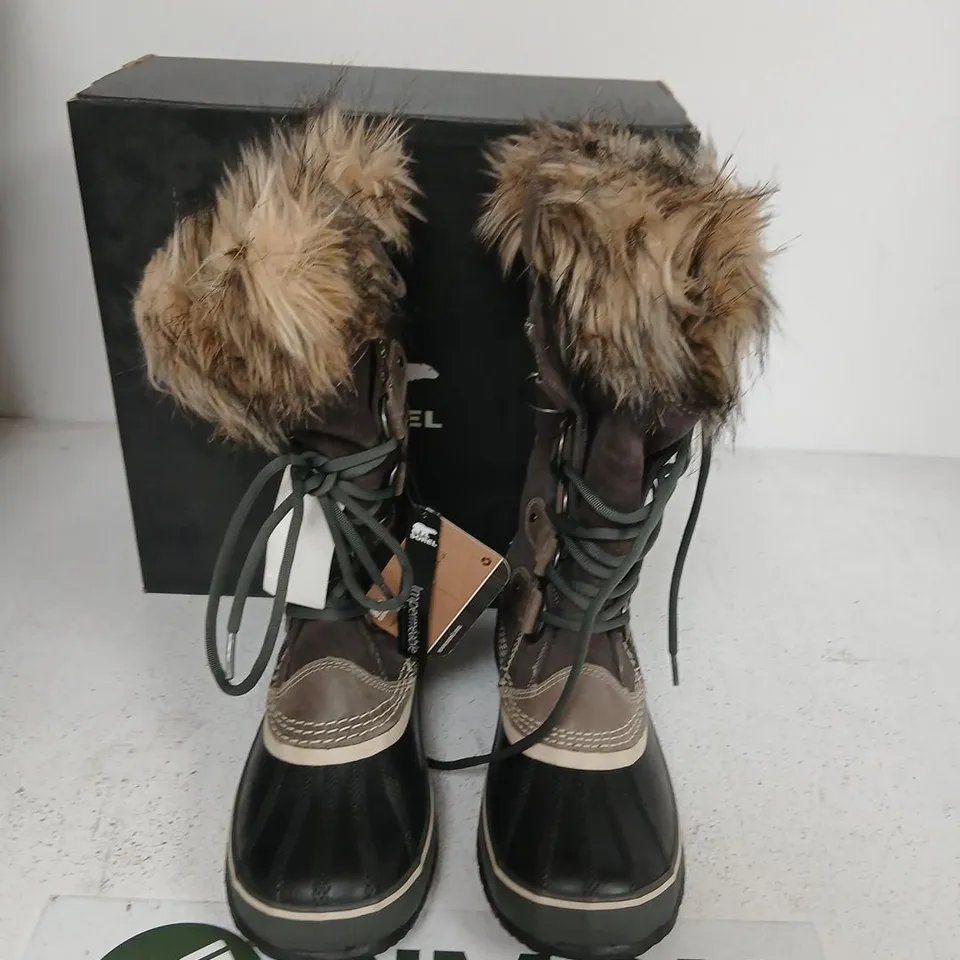 SOREL JOAN OF ARC WINTER BOOTS – MEN'S UK 7, BROWN & FUR TRIM