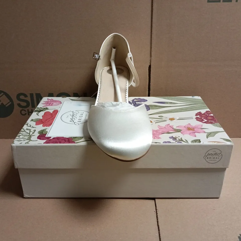 BOXED PAIR OF PERFECT BRIDAL COMPANY CLOSED TOE BLOCK HEELS SHOES IN SILVER SATIN SIZE EU 40