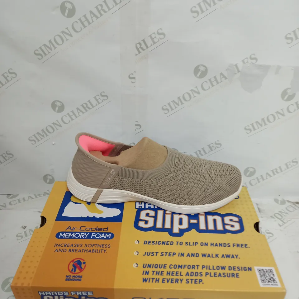 BOXED PAIR OF SKECHERS SWIFT ADVANCE SNEAKERS IN TAUPE SIZE 6