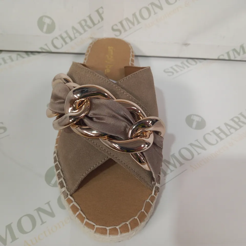 PAIR OF SIMPLY BE OPEN TOE SLIP-ON SANDALS IN TAUPE W. ROSE GOLD EFFECT CHAIN DETAIL UK SIZE 6
