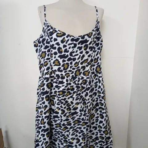 BOX OF APPROX. 10 UNBRANDED LEOPARD PRINT SUMMER LIGHT DRESS - SIZE 20