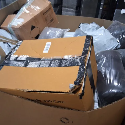 PALLET CONTAINING A LARGE QUANTITY OF PILLOWS