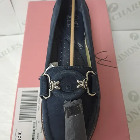 MODA IN PELLE BOXED BLUE TASSLED SHOE SIZE 3