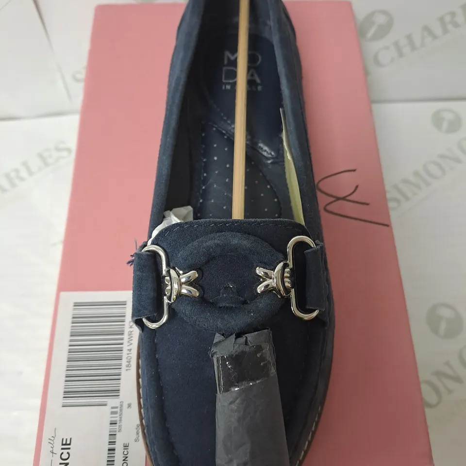 MODA IN PELLE BOXED BLUE TASSLED SHOE SIZE 3