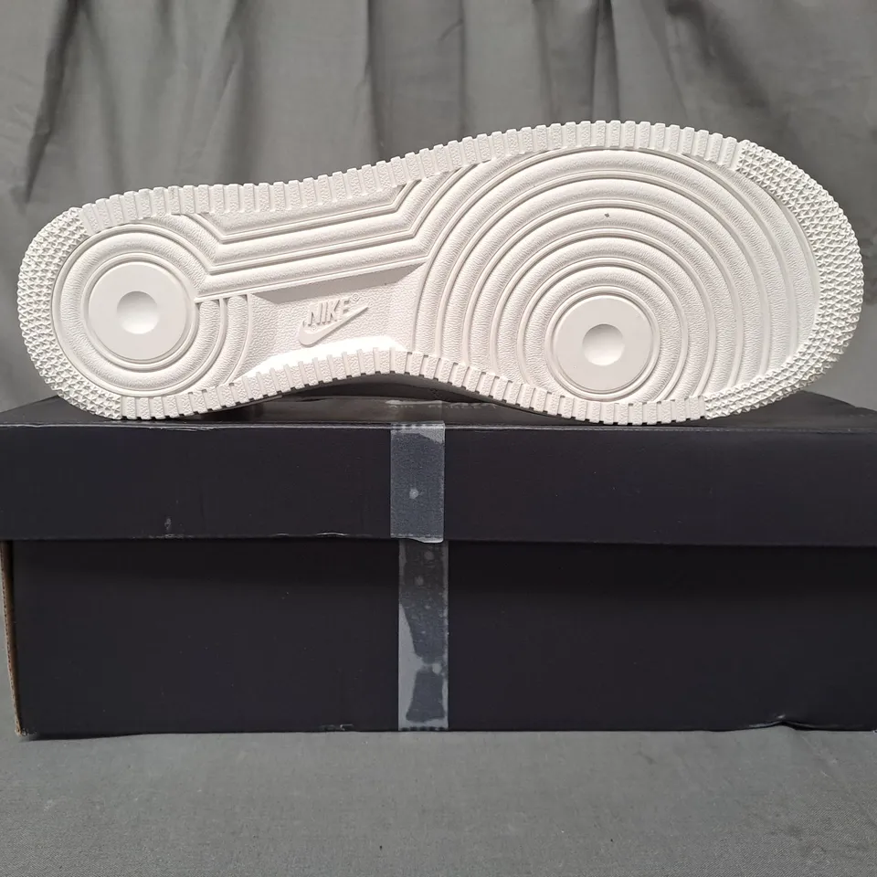 BOXED PAIR OF NIKE AIR FORCE 1 '07 SHOES IN SAIL UK SIZE 9