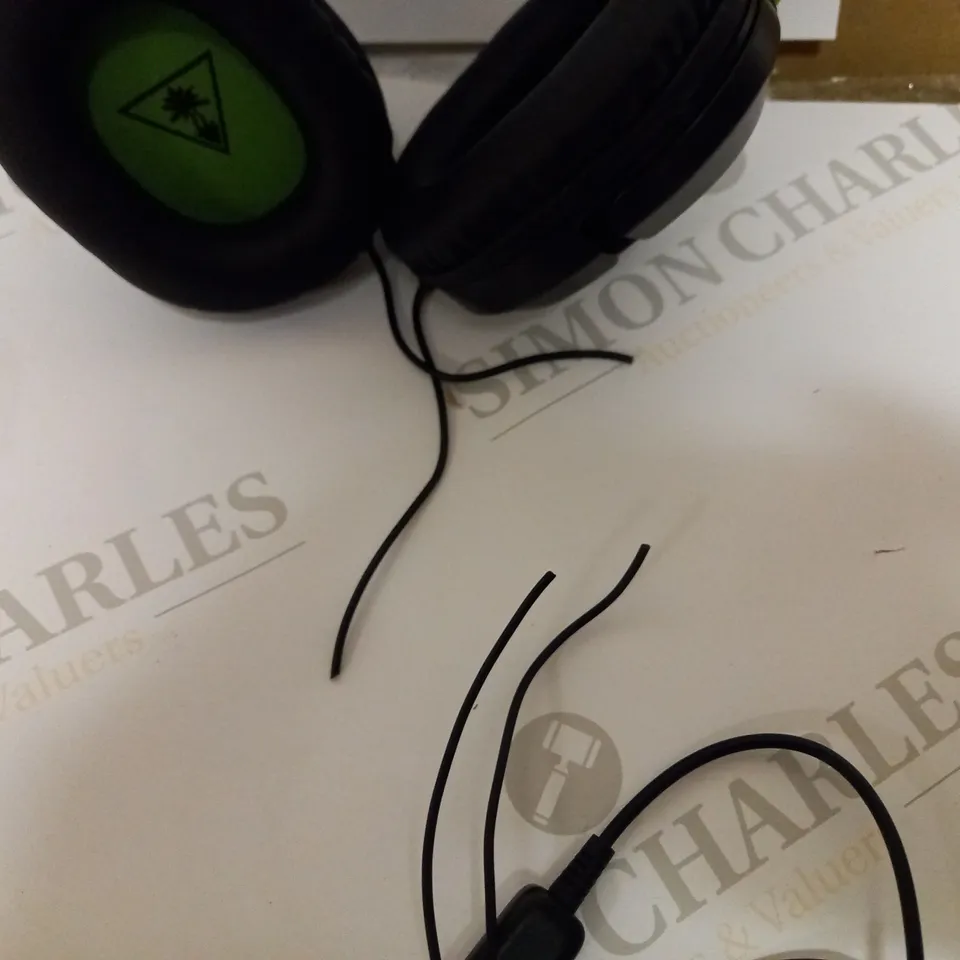 BOX OF 3 TURTLE BEACH WIRED GAMING HEADSETS INCLUDING 2X RECON 50X (XBOX) AND RECON 50P (PS4/PS5)