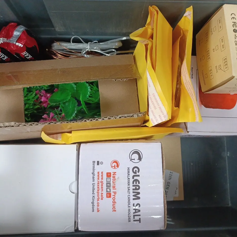 APPROXIMATELY 10 ASSORTED HOUSEHOLD ITEMS TO INCLUDE SET OF PLUGS, HIMALAYAN SLAT CANDLE HOLDER, LINT REMOVER, ETC