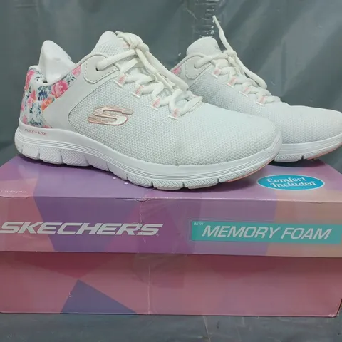 BOXED PAIR OF SKECHERS 4.0 LACE UP TRAINERS IN WHITE/FLORAL SIZE 6
