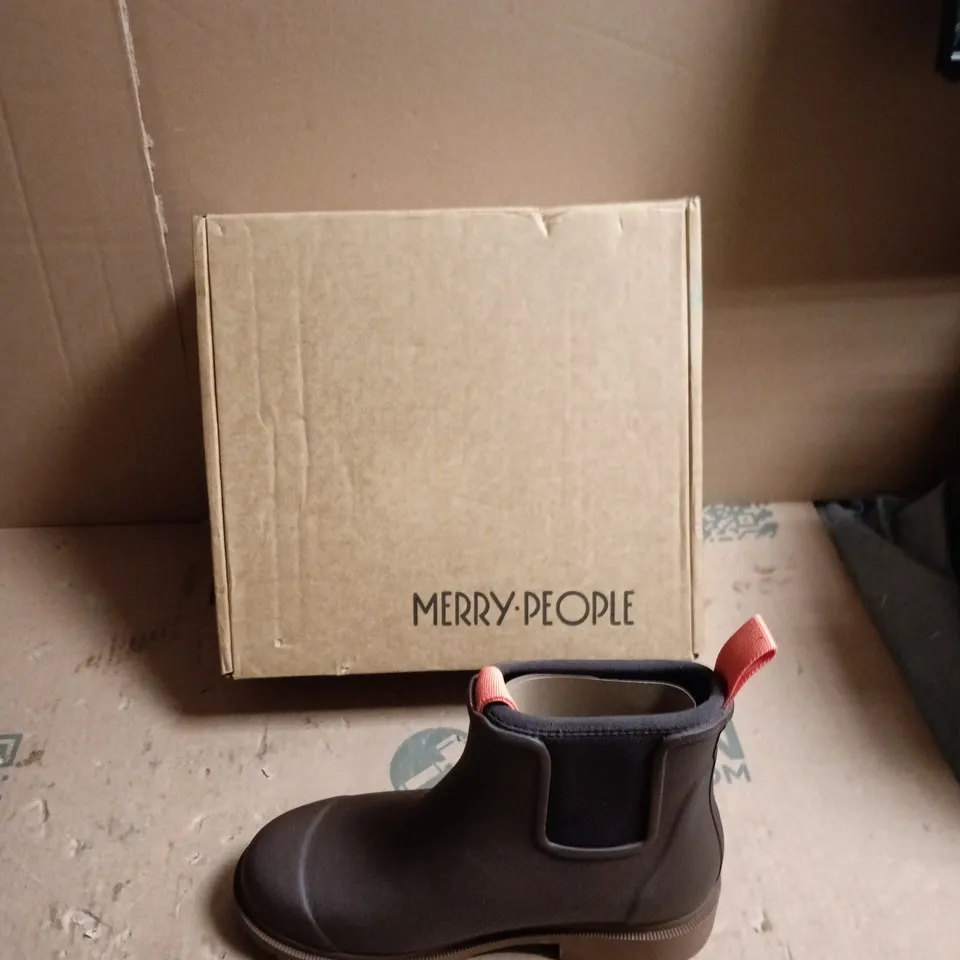 MERRY PEOPLE ANKLE RAIN BOOT – BLACK WITH PINK PULL TABS - SIZE EUR 37 
