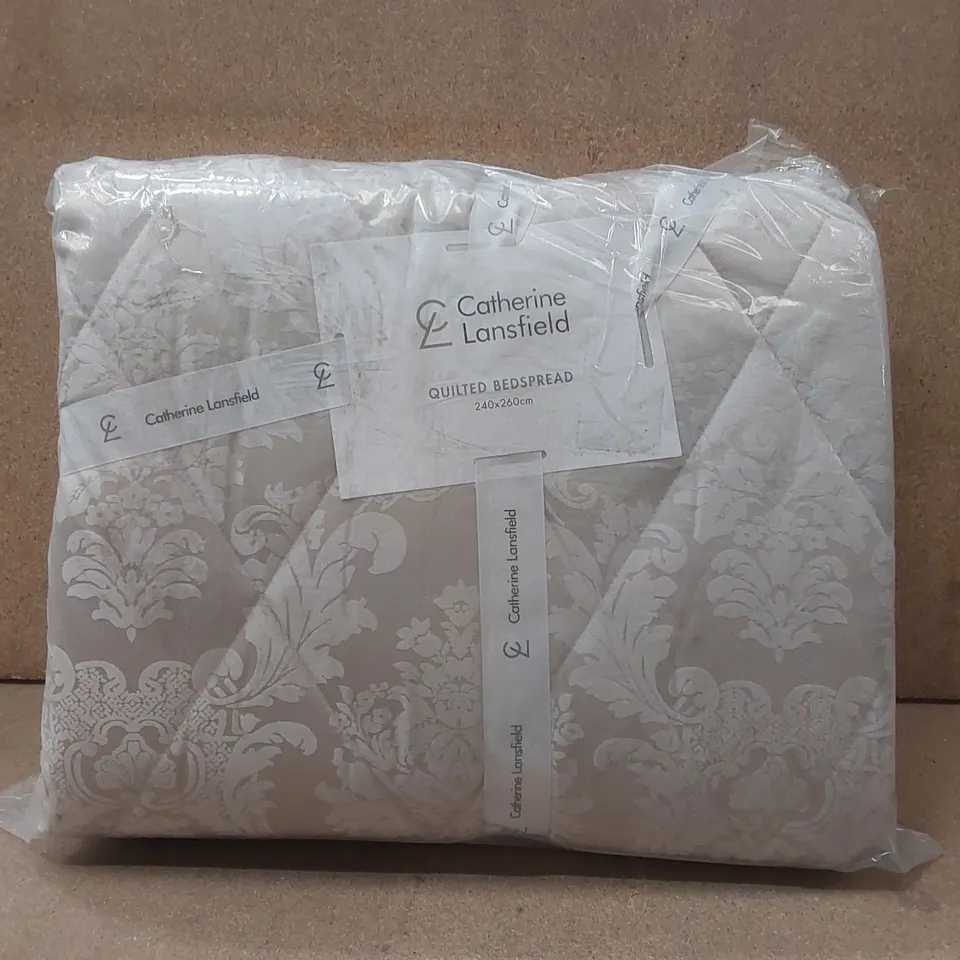 BAGGED CATHERINE LANSFIELD QUILTED BEDSPREAD - 240 x 260cm