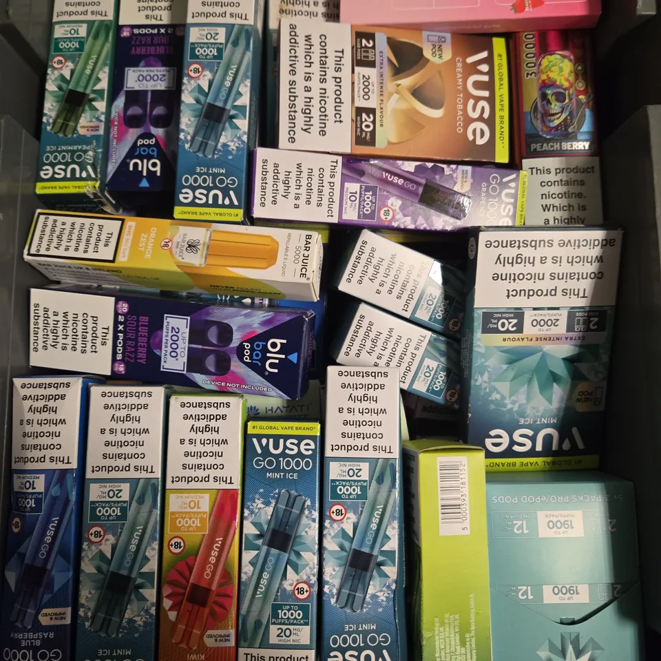 APPROXIMATELY 25 ASSORTED E-CIGARETTE & VAPING ITEMS IN VARIOUS BRANDS 