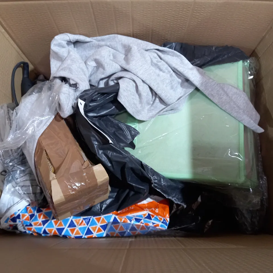 BOX OF APPROX 8 ASSORTED ITEMS TO INCLUDE - 3D PROJECTOR LIGHT - REVAMP HAIR CURLER - COMFI PUREST 1 30 CONTACT LENS ECT