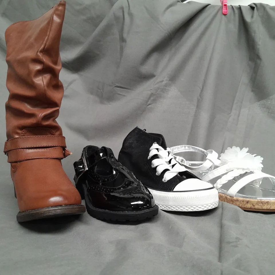 BOX OF APPROX 35 ASSORTED KIDS SHOES IN VARIOUS SIZES & COLOURS 