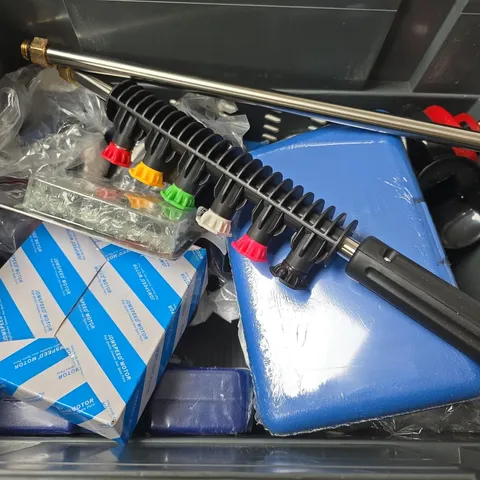 APPROXIMATELY 6 ASSORTED VEHICLE PARTS & ACCESSORIES TO INCLUDE VEHICLE HORN, 40PC IMPACT SET, ETC - COLLECTION ONLY