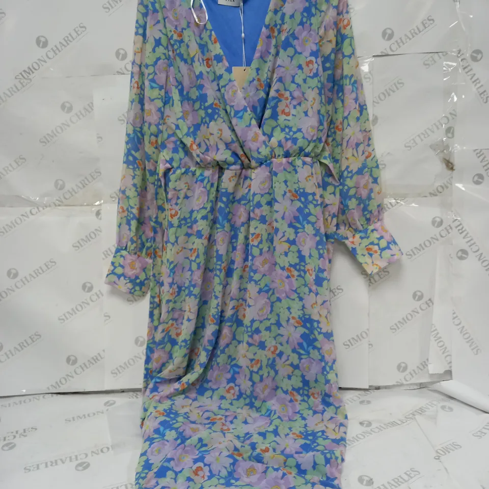 VILA VIASTRID ANKLE DRESS IN FLORAL DESIGN IN BLUE - SIZE 38