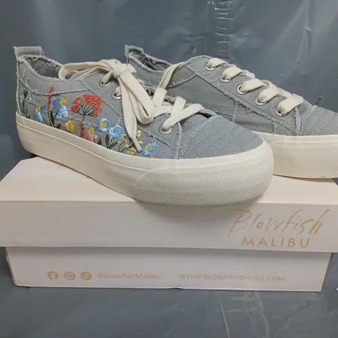 BOXED PAIR OF BLOWFISH MALIBU SADIE SUN TRAINERS IN FOG GREY/MULTI SIZE 9