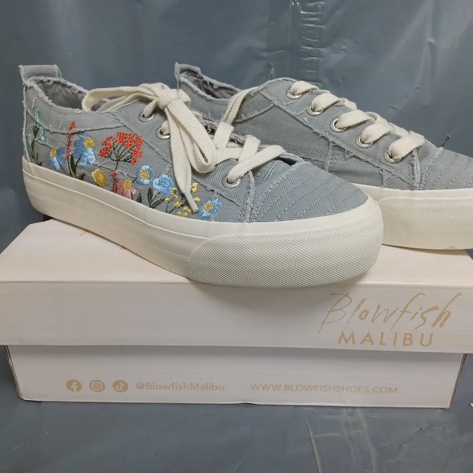 BOXED PAIR OF BLOWFISH MALIBU SADIE SUN TRAINERS IN FOG GREY/MULTI SIZE 9