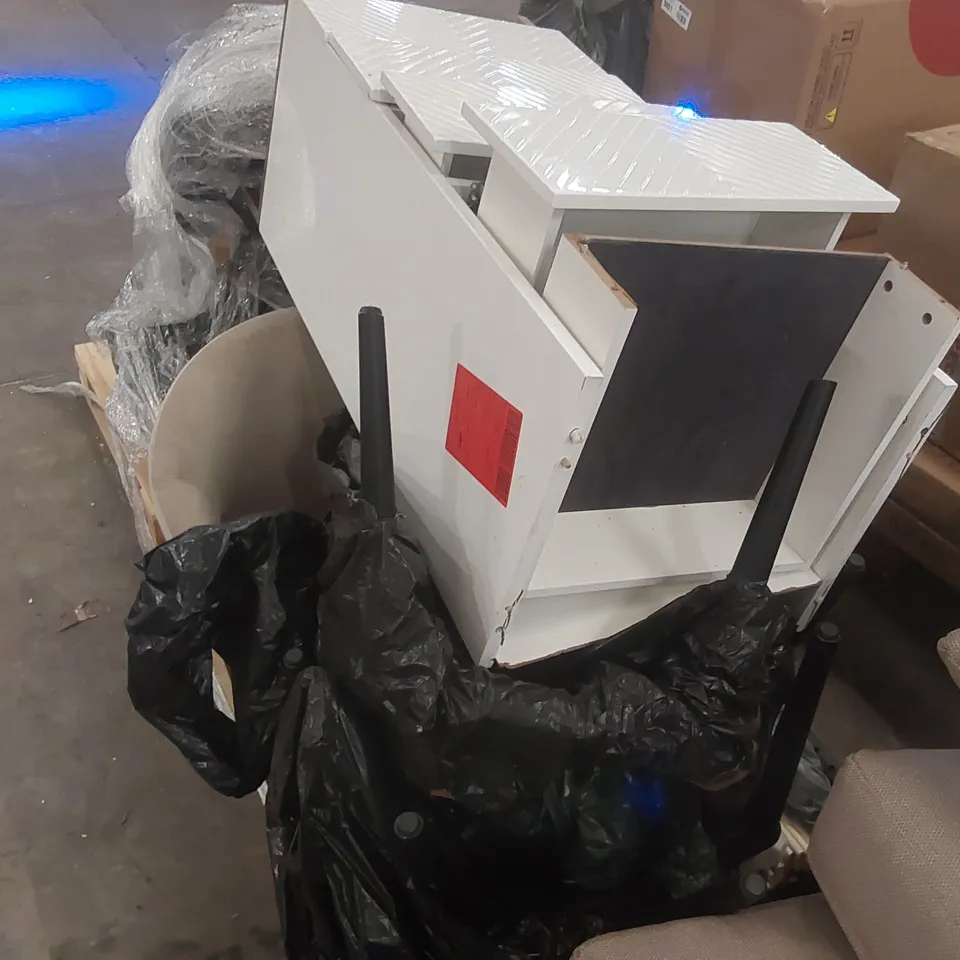 PALLET CONTAINING A LARGE QUANTITY OF ASSORTED DANETTI FURNITURE PARTS ECT