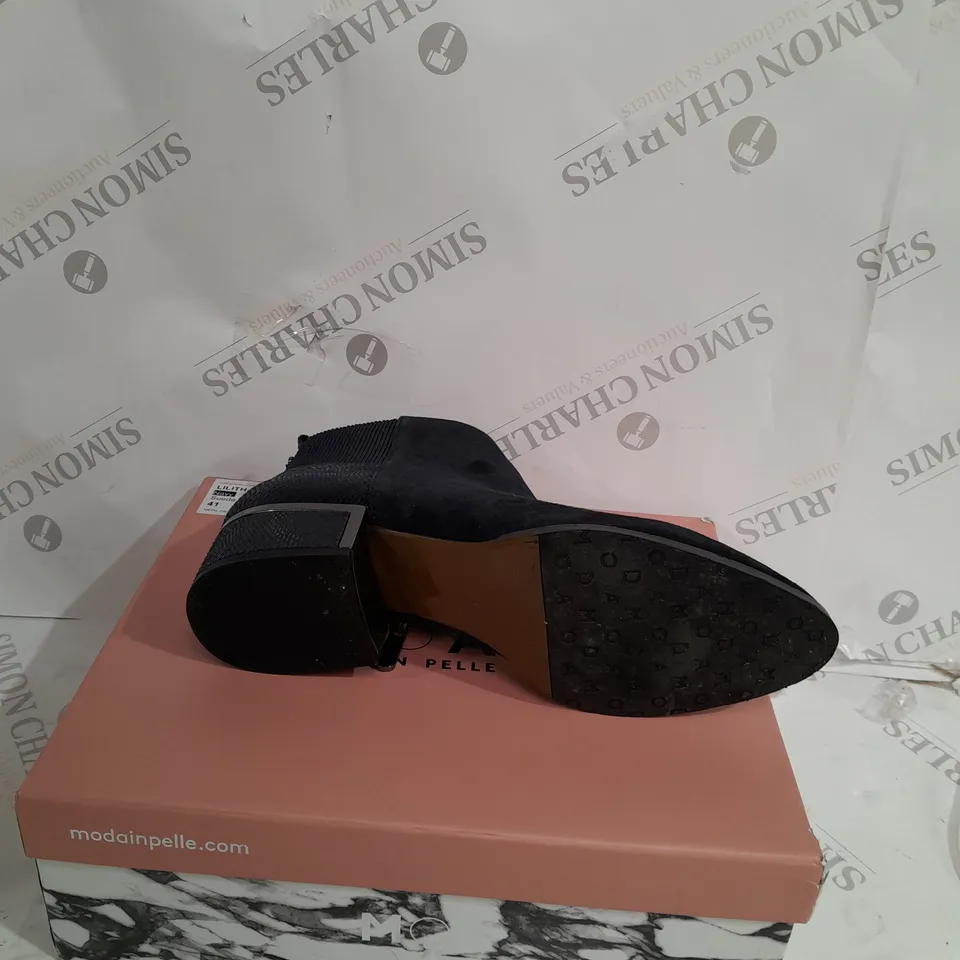 MODA IN PELLE LILITH VNAVY SUEDE ANKLE BOOT SIZE 8 - BOXED 