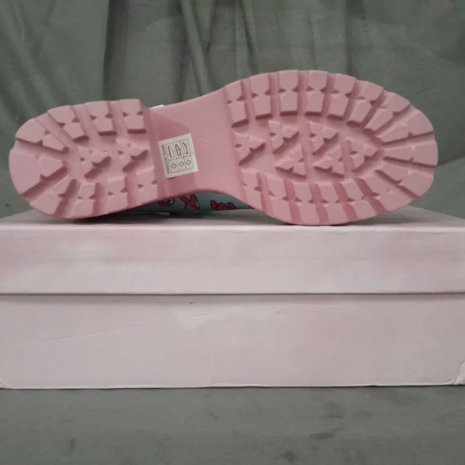 BOXED PAIR OF MELANIE MARTINEZ X KOI PLATFORM BLOCK HEEL SHOES IN CYAN/PINK SIZE 6