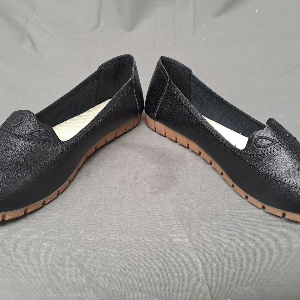 BOXED PAIR OF DESIGNER SLIP-ON SHOES IN BLACK EU SIZE 40