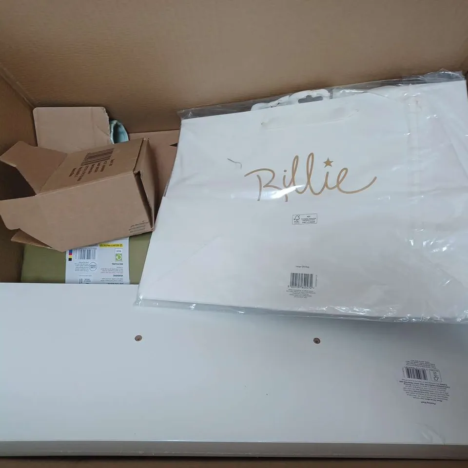 BOX OF APPROX 10 ASSORTED ITEMS TO INCLUDE - SHOWER HOSE , ROSE & OUD CANDLE , 2 FITTED SHEETS ETC