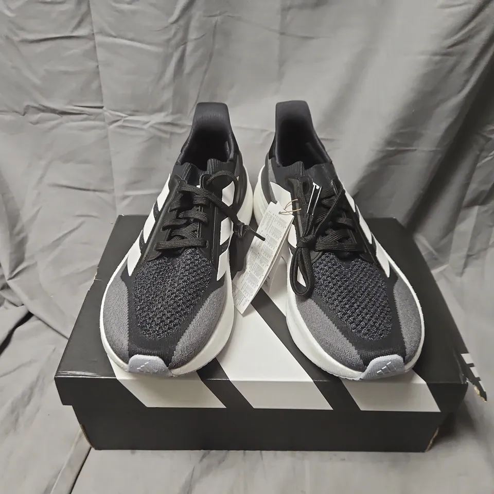 BOXED ADIDAS ULTRABOOST 5X RUNNING SHOES – BLACK/GREY WITH WHITE STRIPES, UK 8 (US 8.5)