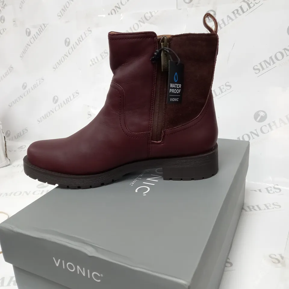 BOXED PAIR OF VIONIC BOOTS SIZE 5