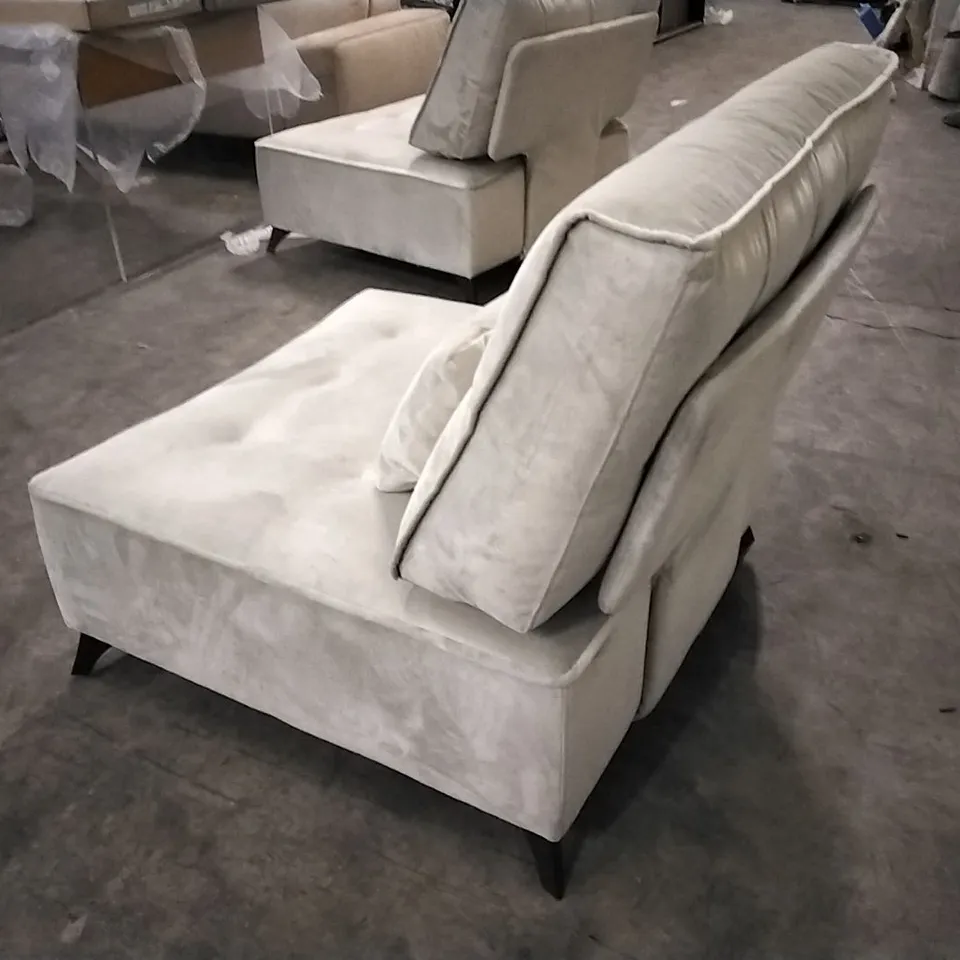 BRAND NEW ITALIAN MADE PAIR OF FAMA ARIANNE ARMLESS SEATS WITH SCATTER CUSHIONS  RRP £2000