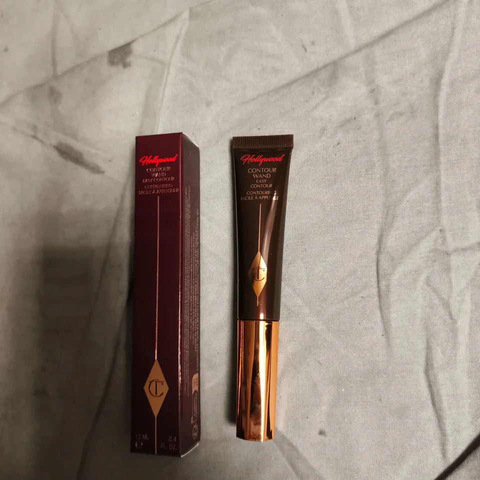 CHARLOTTE TILBURY HOLLYWOOD CONTOUR WAND – EASY CONTOUR MAKE-UP WAND - TAN DEEP MEDIUM