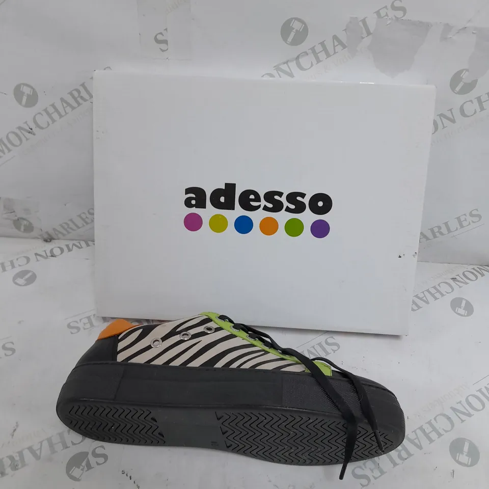 BOXED PAIR OF ADESSO ANIMAL PRINT TRAINERS SIZE 6 