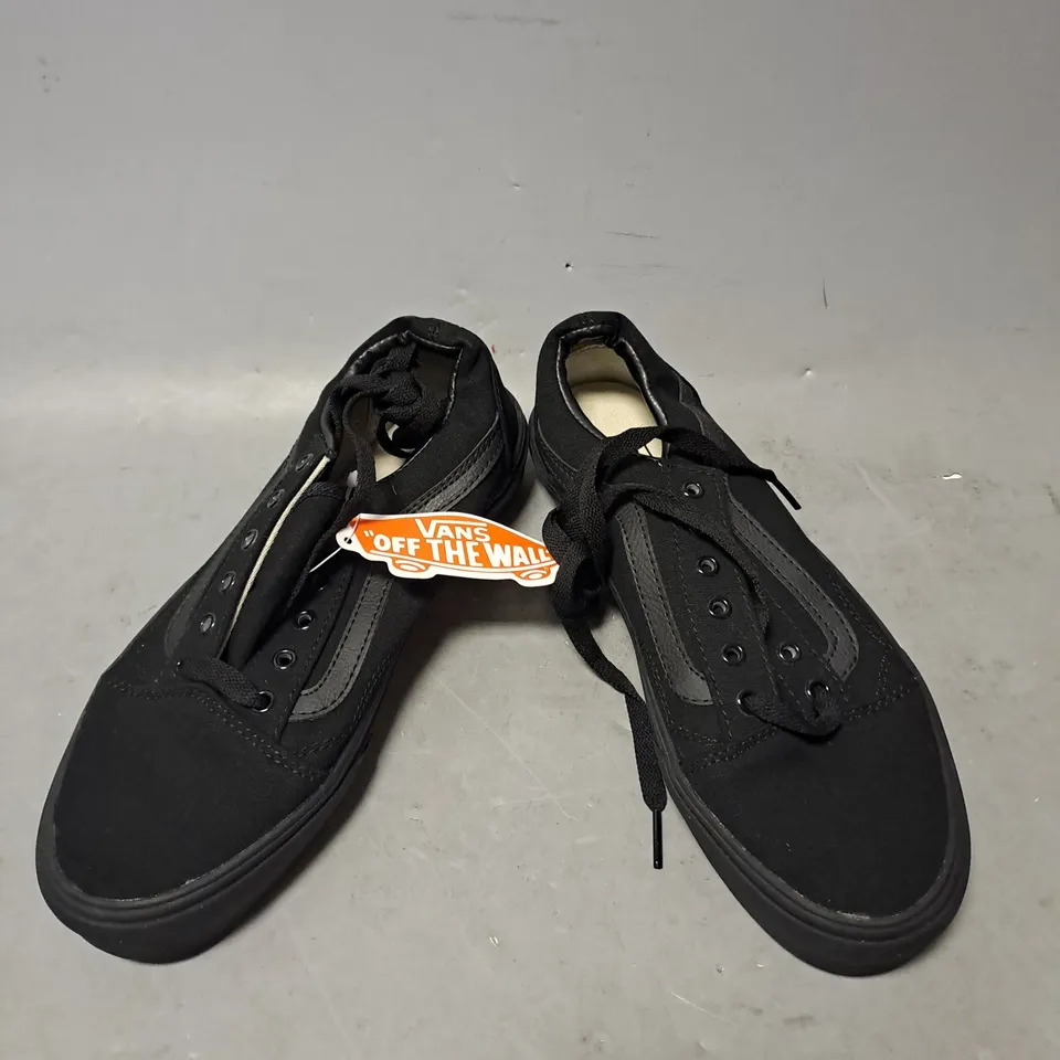 PAIR OF VANS OFF THE WALL LOW TOP FLAT SHOES IN BLACK SIZE 6