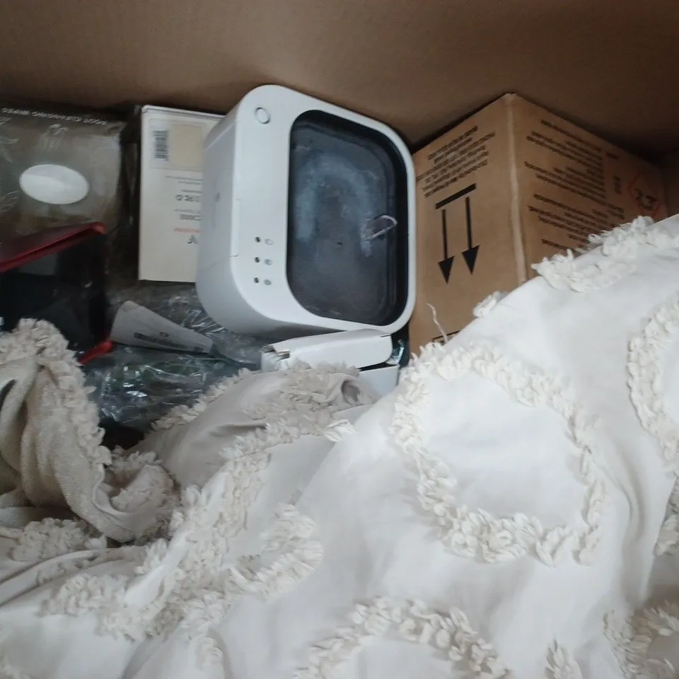 BOX OF APPROXIMATELY 10 ASSORTED HOUSEHOLD ITEMS TO INCLUDE DECORATIVE SPHERICAL LIGHT, ETC - COLLECTION ONLY