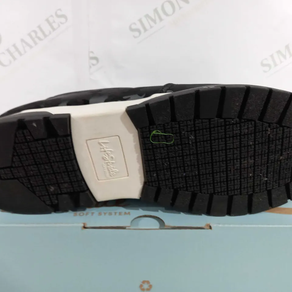 BOXED PAIR OF LIFE STRIDE HADDIE BLACK CAMO TECH RAISED SHOES - UK 5