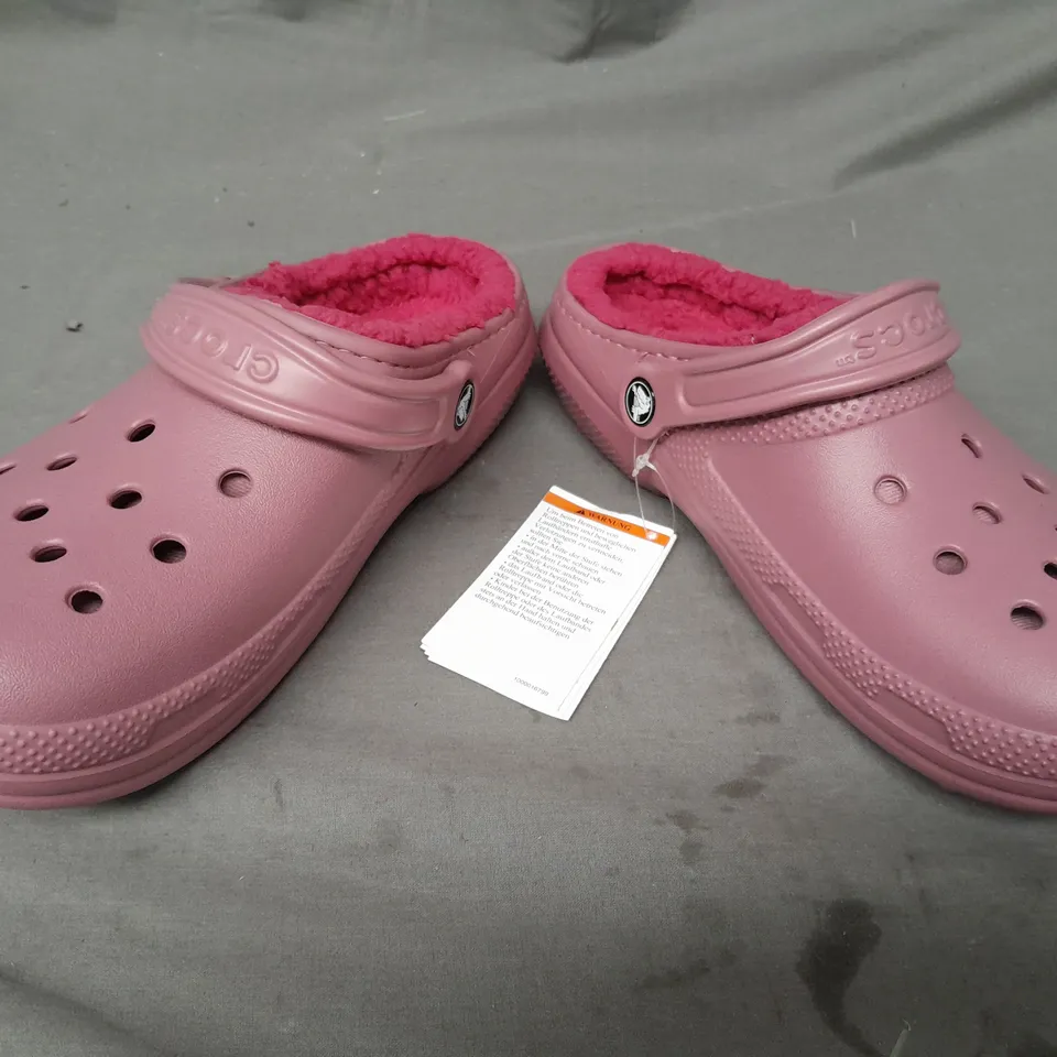 PAIR OF CROCS CLASSIC LINED CLOGS IN BERRY UK SIZE M5/W6