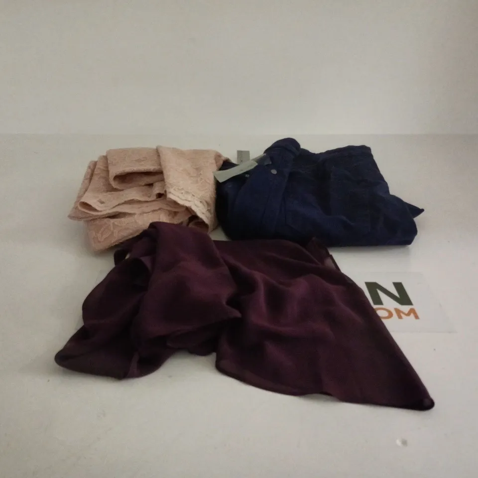 BOX OF APPROXIMATELY 25 ASSORTED CLOTHING ITEM TO INCLUDE BANDOLINO, CONDICI, GINA BACCONI ETC