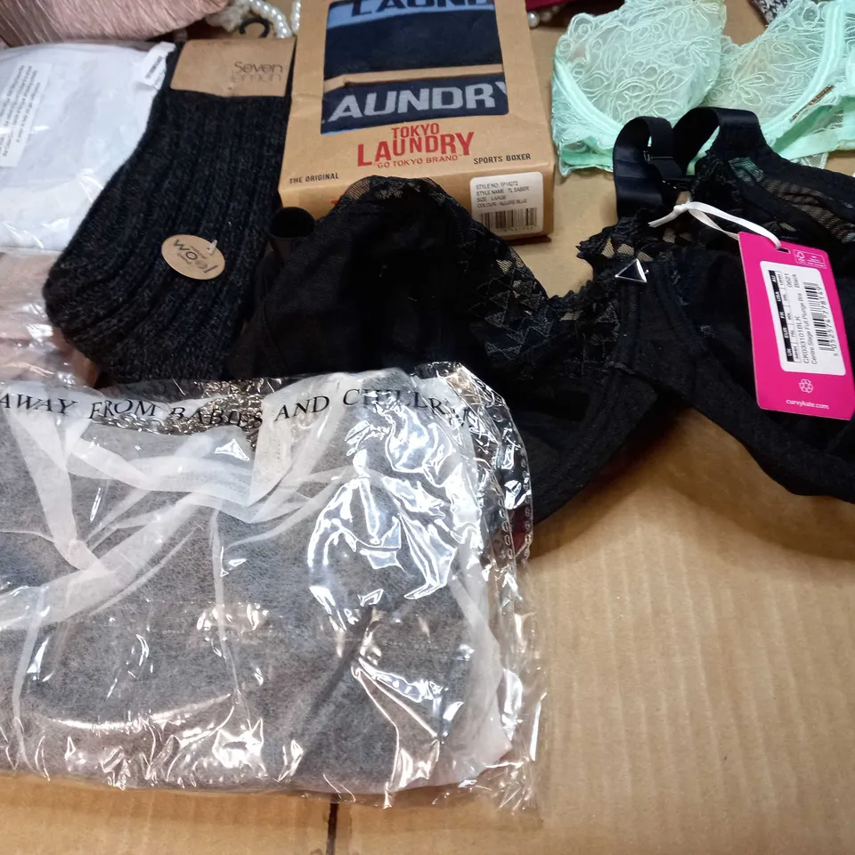 LOT OF APPROX. 15 ASSORTED CLOTHING ACCESSORIES  IN VARYING SIZES/COLOURS/STYLES TO INCLUDE: BRA'S, SOCKS, HATS