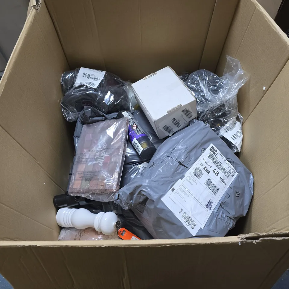 BOX OF APPROXIMATELY 20 ASSORTED ITEMS INCLUDING ULTIMATE UTOPIA MAKE UP PALLETE , CREP PROTECT AND LE CREUSET PEPPER MILL 