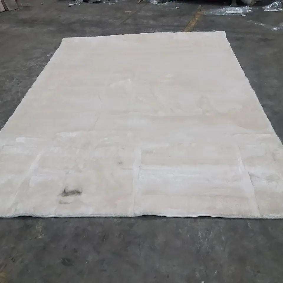 QUALITY DESIGNER AREA RUG - APPROXIMATELY 290X205