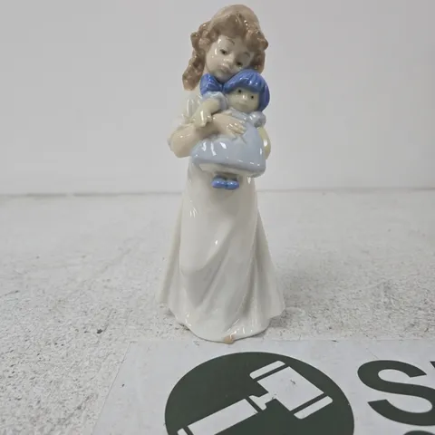 NAO PORCELAIN FIGURINE – MOTHER WITH CHILD, MADE IN SPAIN BY LLADRÓ