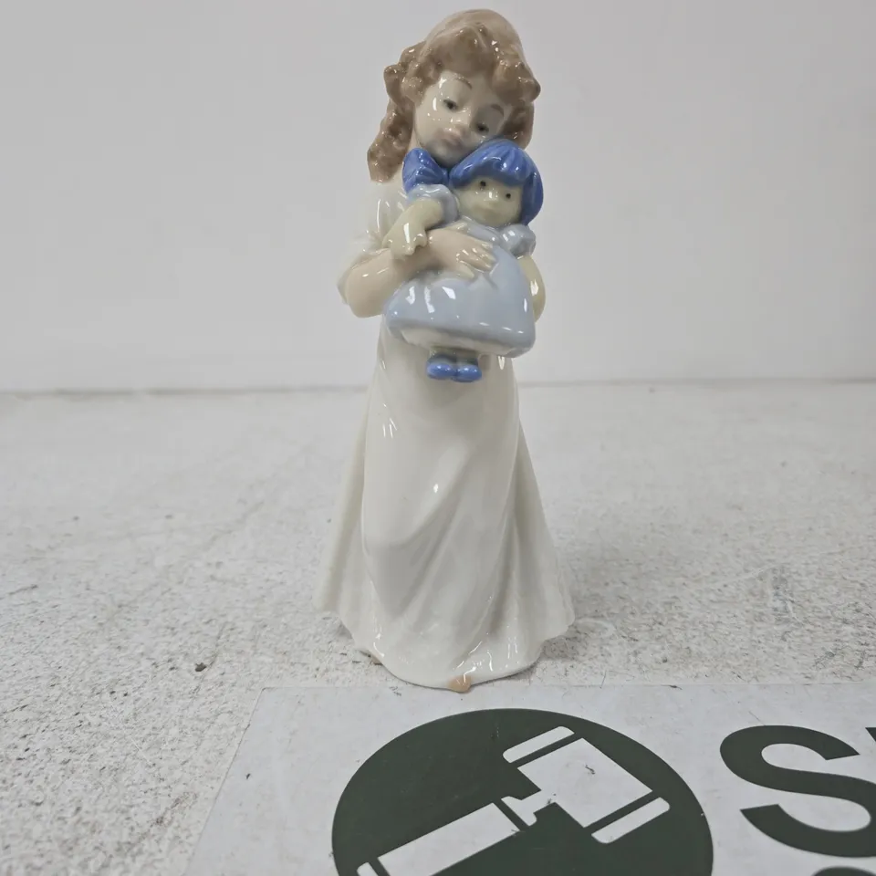 NAO PORCELAIN FIGURINE – MOTHER WITH CHILD, MADE IN SPAIN BY LLADRÓ