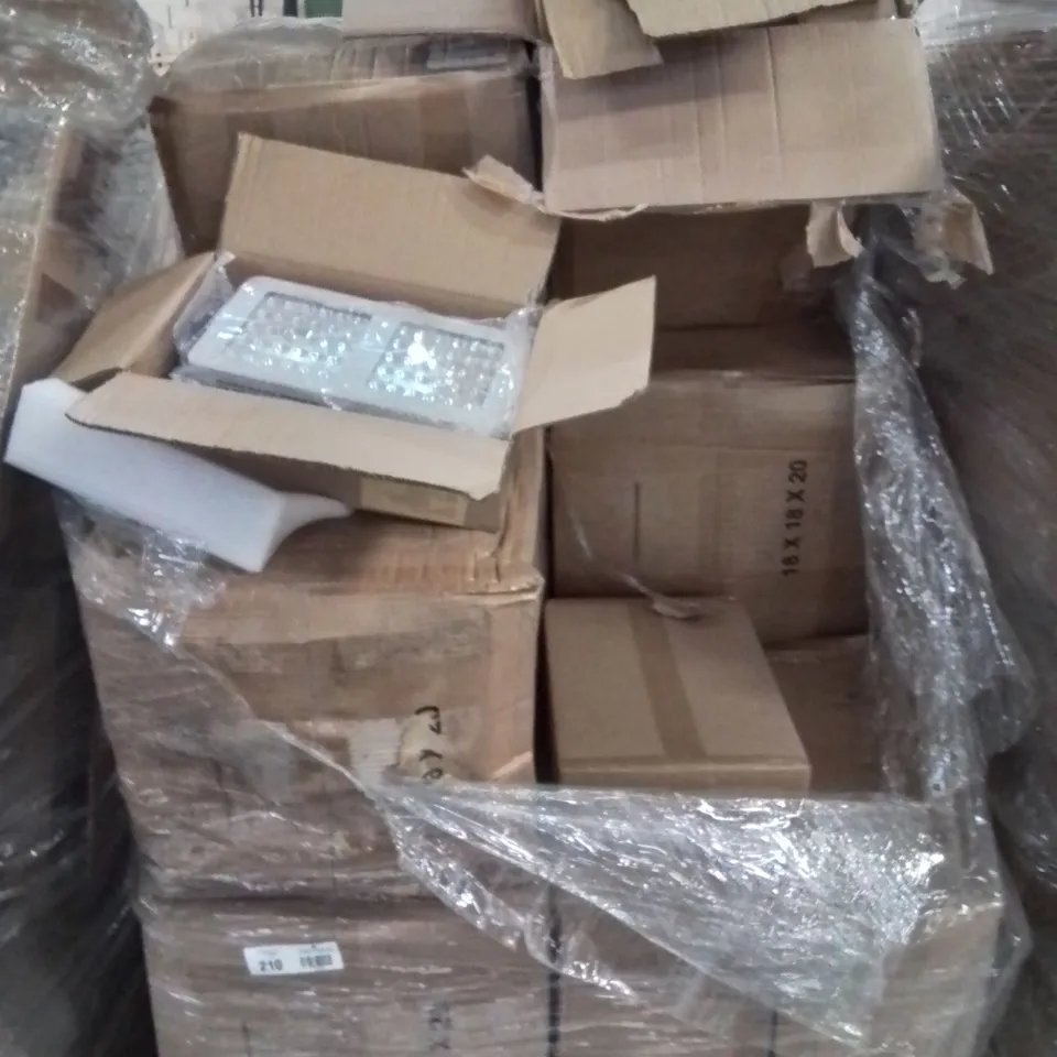 PALLET CONTAINING LARGE QUANTITY OF LED GROW LIGHTS 