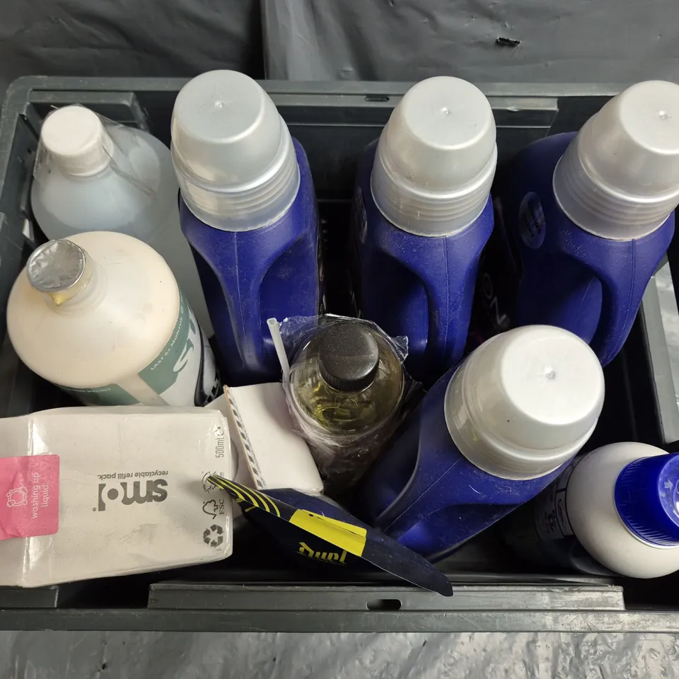 APPROXIMATELY 10 ASSORTED LIQUIDS TO INCLUDE SEALANT REMOVER, DYLON COLOUR DETERGENT, SMOL WASHING UP LIQUID, ETC - COLLECTION ONLY