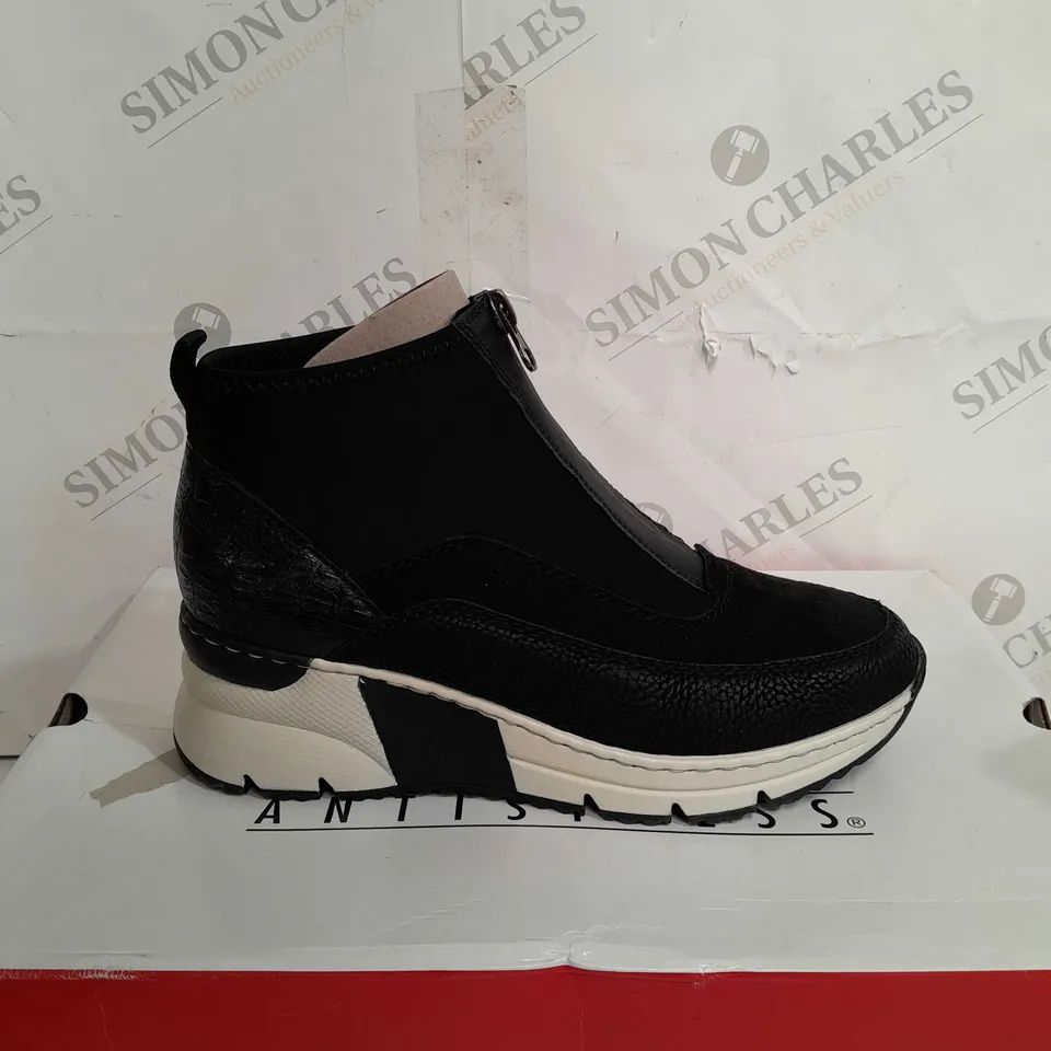 HIGH TOP TRAINER BLACK SIZE 4