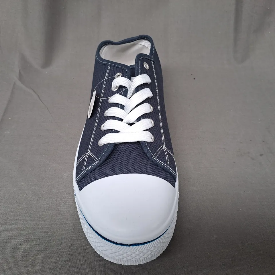 BOXED PAIR OF URBAN JACKS SHOES IN NAVY SIZE 8