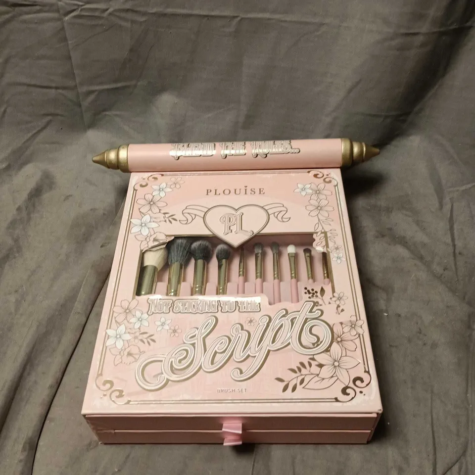 PLOUISE BLEND THE RULES BRUSH SET, BOXED