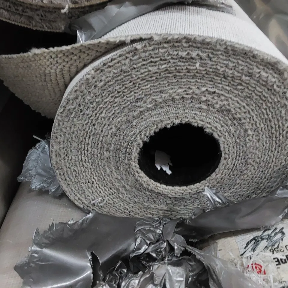 ROLL OF QUALITY CARPET // SIZE: APPROXIMATELY 18.49 X 4m